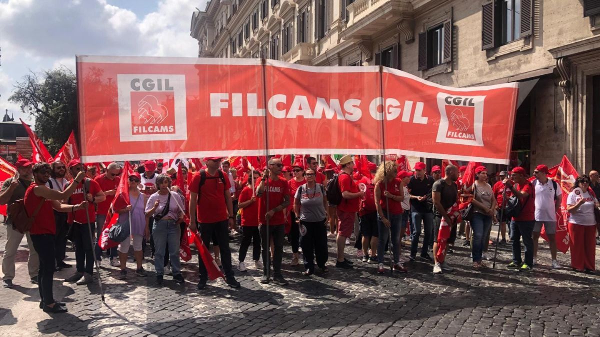 “Contratti bloccati da anni, la mobilitazione non si fermerà”. Parla la segretaria nazionale Filcams Cgil, Bernardini: “Le imprese si arricchiscono ma gli stipendi sono da fame”