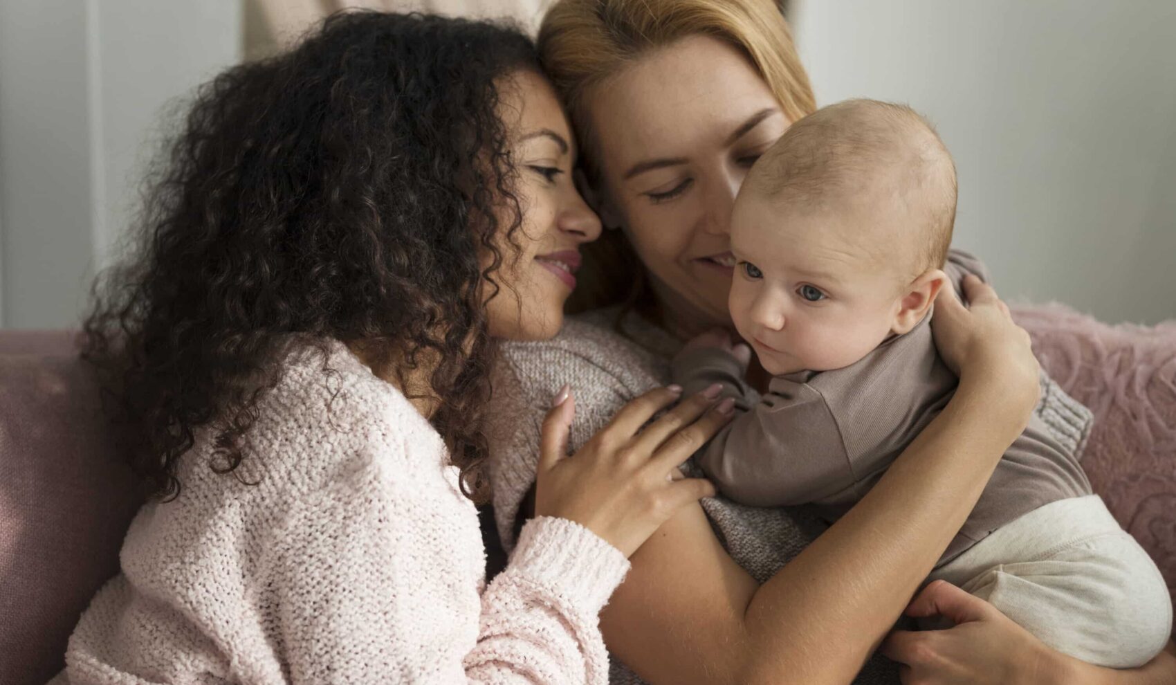 Atto di nascita registrato con due mamme, per la Procura di Padova è illegittimo