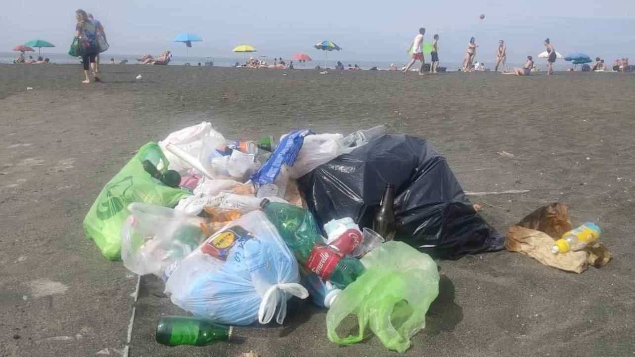 Spiagge sporche e senza bagnini, ma Gualtieri se ne lava le mani