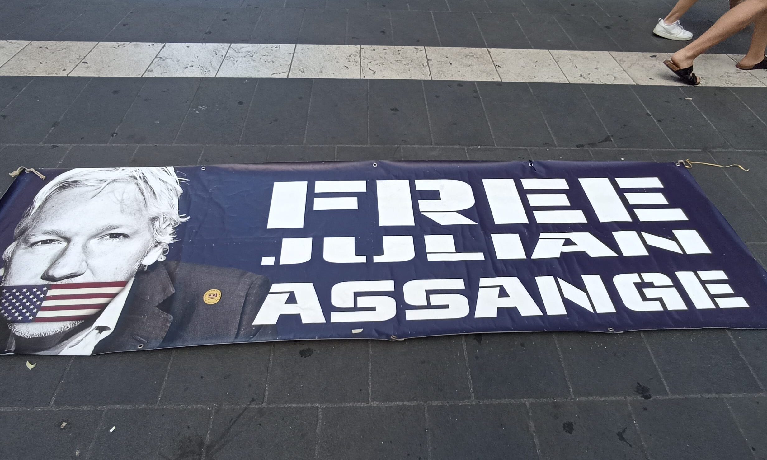 Flash mob per il compleannno di Julian Assange in diverse città italiane