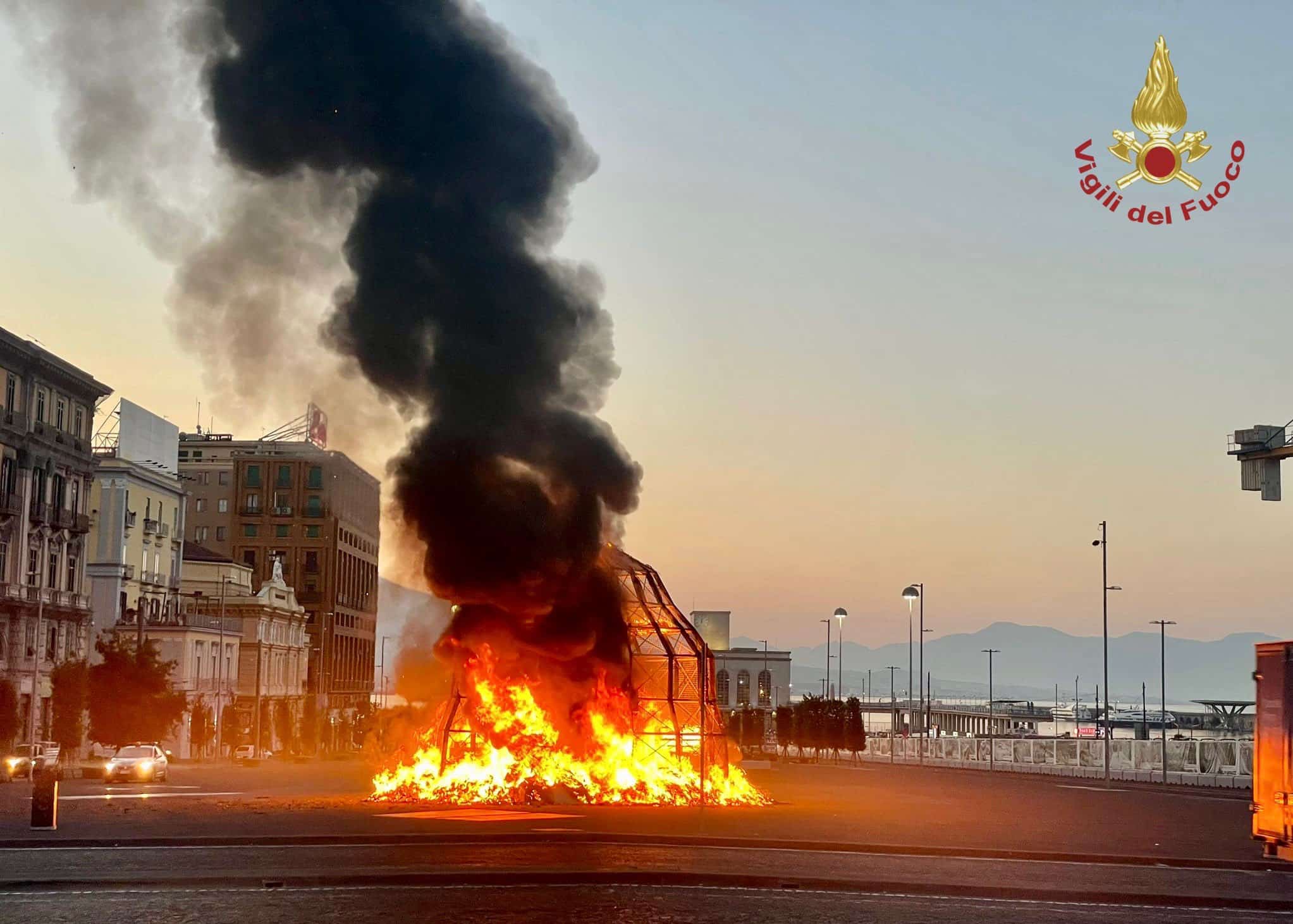 Incendio a Napoli, le fiamme distruggono completamente la Venere degli stracci di Pistoletto