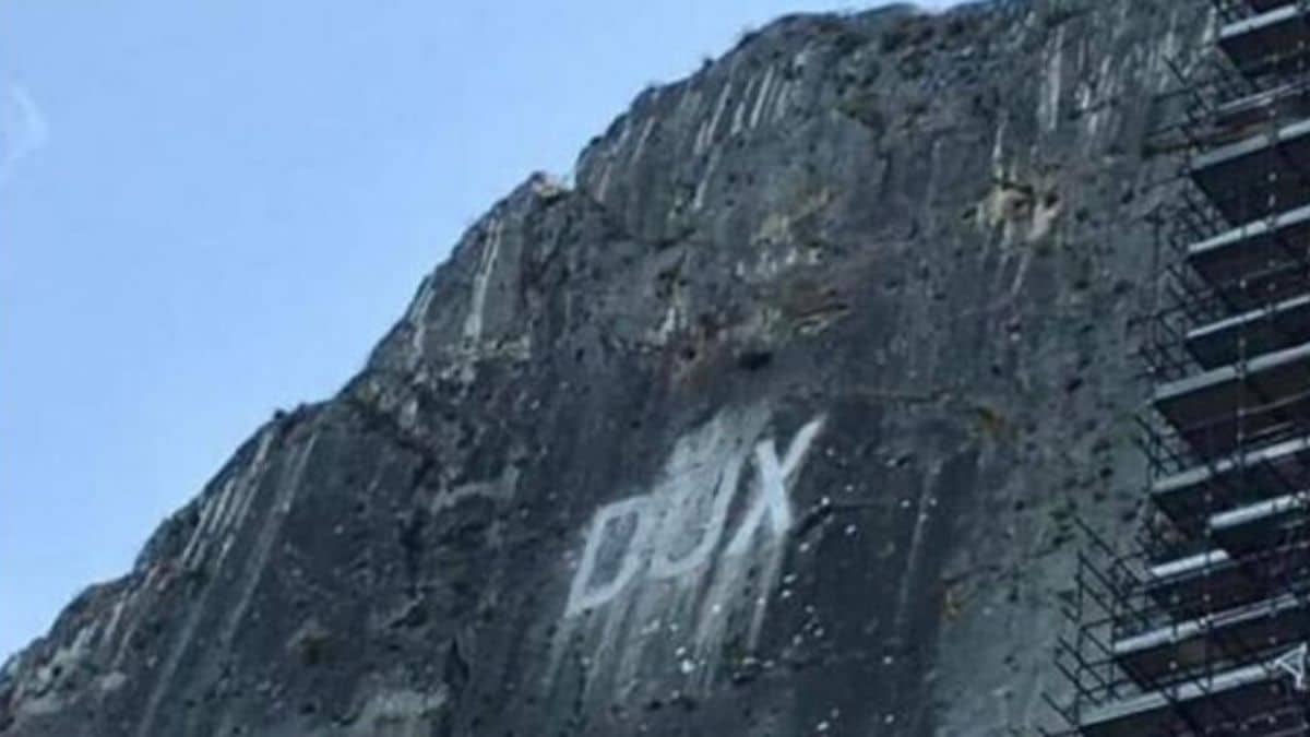 Chieti, la scritta Dux su una roccia della montagna: Italia Viva contro il sindaco