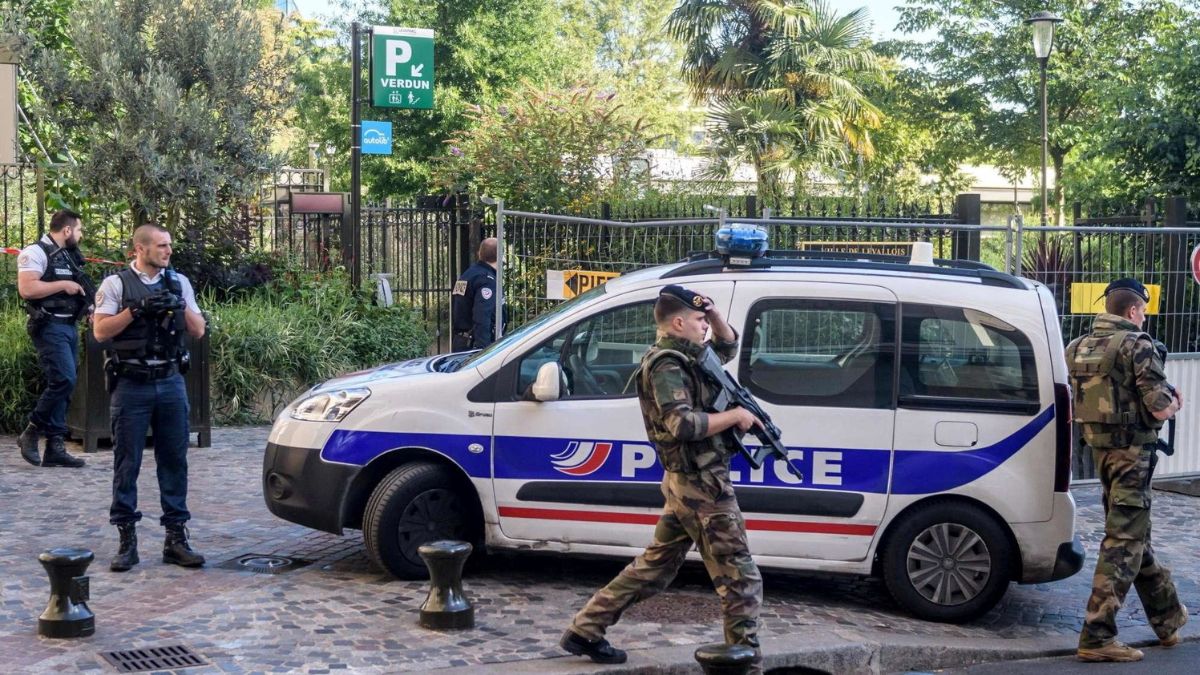 Alta tensione in Francia, morto un 27enne a Marsiglia per un proiettile sparato dalla polizia