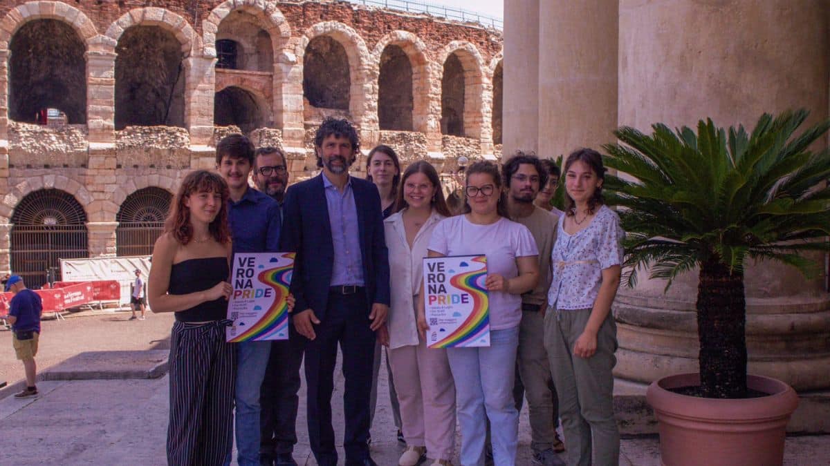 Gay Pride a Verona fa discutere la politica locale: il corteo si farà nonostante l’attacco della Lega contro il sindaco e la manifestazione