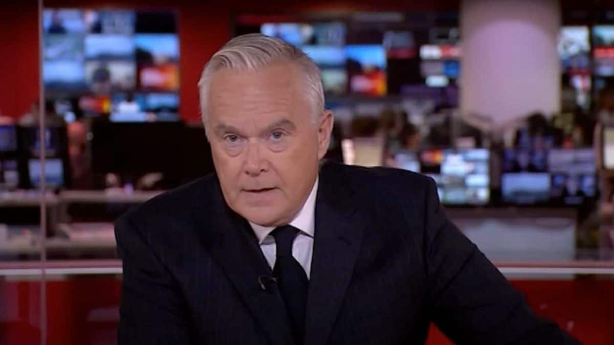 Huw Edwards, chi è il giornalista della Bbc accusato di uno scandalo sessuale