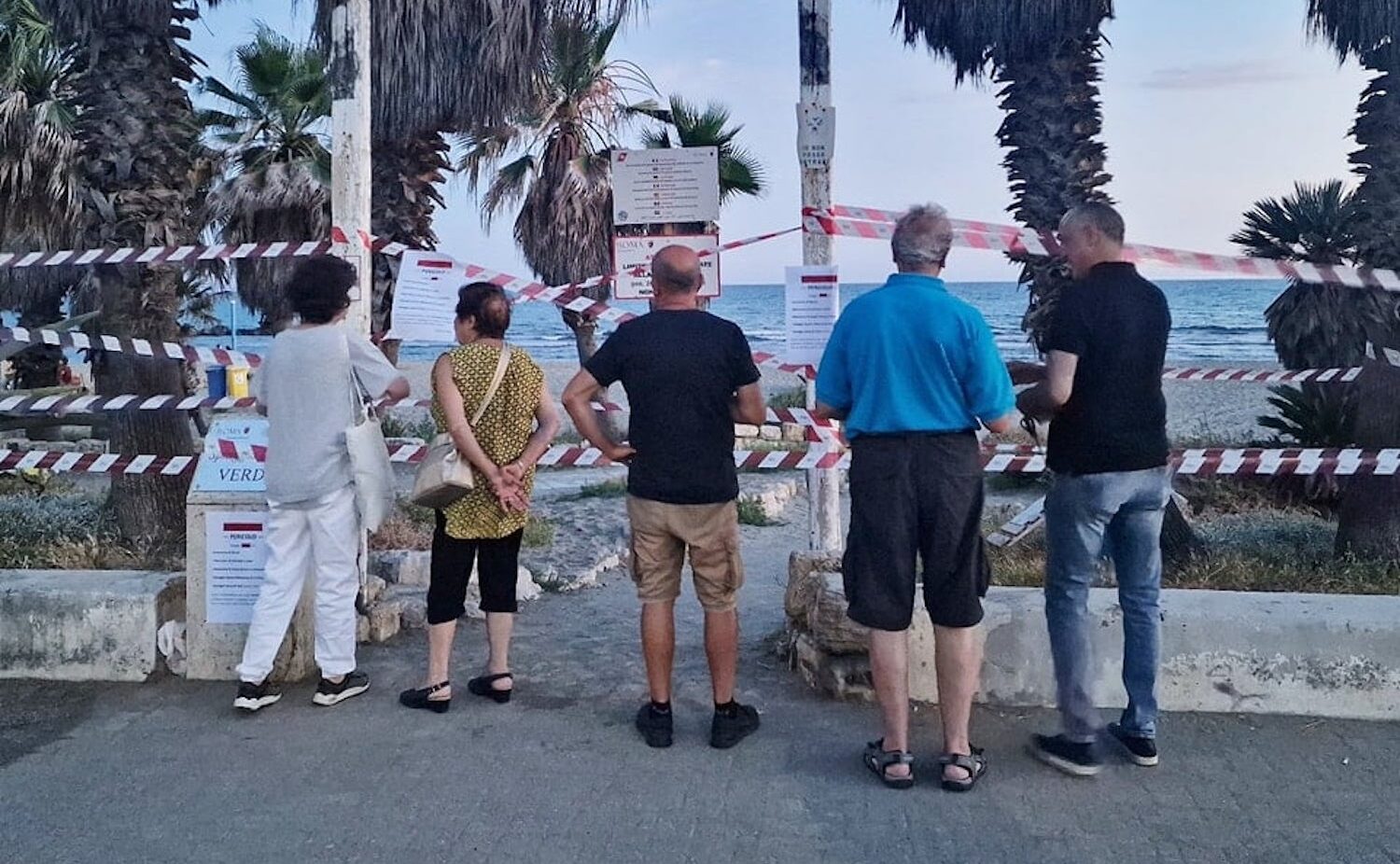 Litorale romano in abbandono. E i cittadini a Ostia chiudono la spiaggia