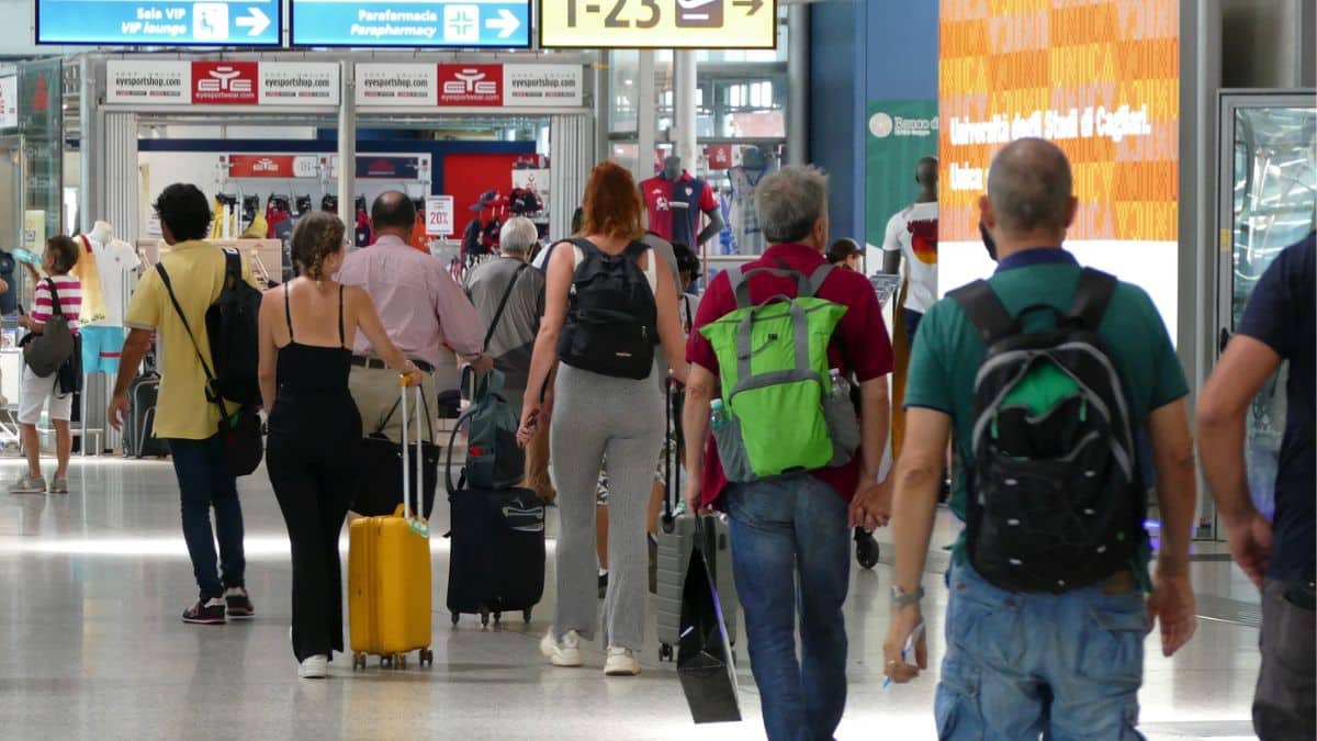Sciopero aerei il 15 luglio: compagnie aderenti, orari dello stop, voli garantiti e rimborso biglietti