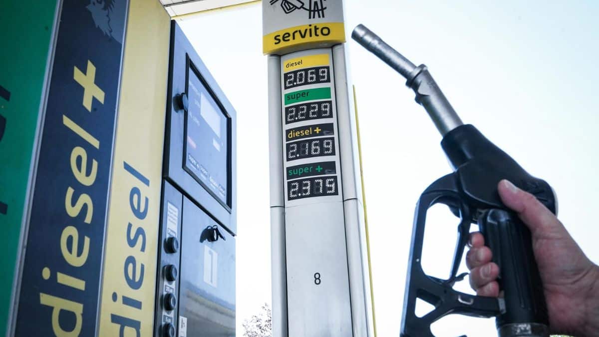 Prezzo della benzina ancora in salita, in autostrada superati i 2 euro al litro