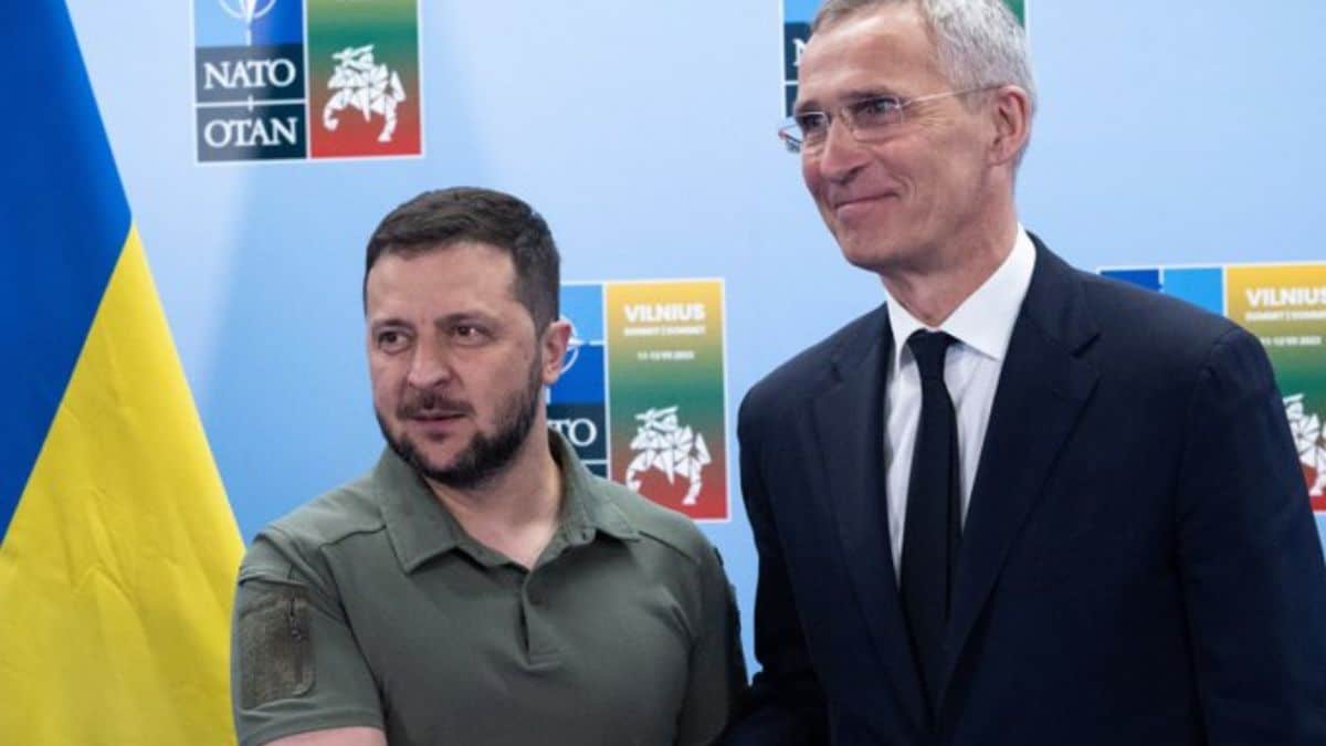 Vertice Nato con Zelensky, l’adesione è a un passo ma la vittoria sulla Russia è la garanzia. Il presidente ucraino: “Pronti ad entrare dopo la guerra”