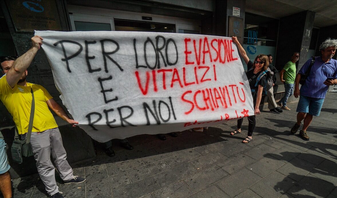 A Napoli esplode la rabbia di chi ha perso il Reddito di cittadinanza