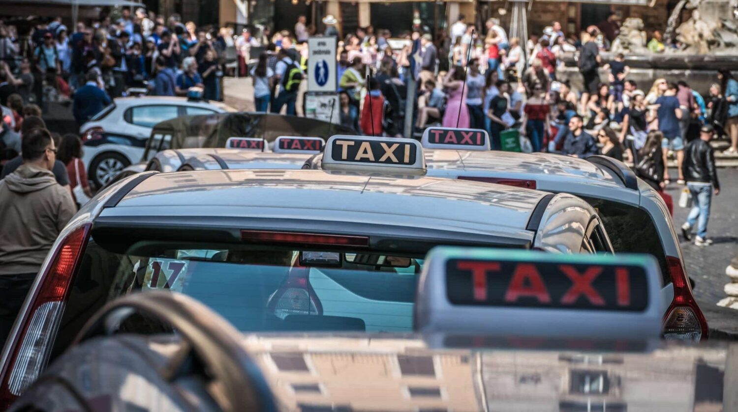 Taxi, a Roma uno sciopero fuori dal mondo