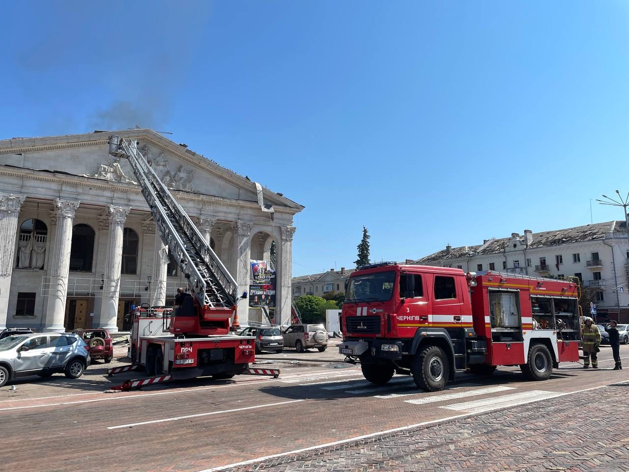 Bombardamento russo su Chernihiv, colpito il centro della città ucraina: almeno 5 morti