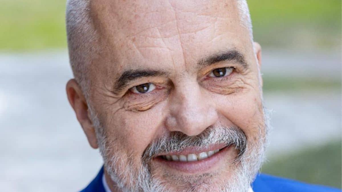 Edi Rama, chi è il premier che ha ironizzato sugli italiani in vacanza in Albania