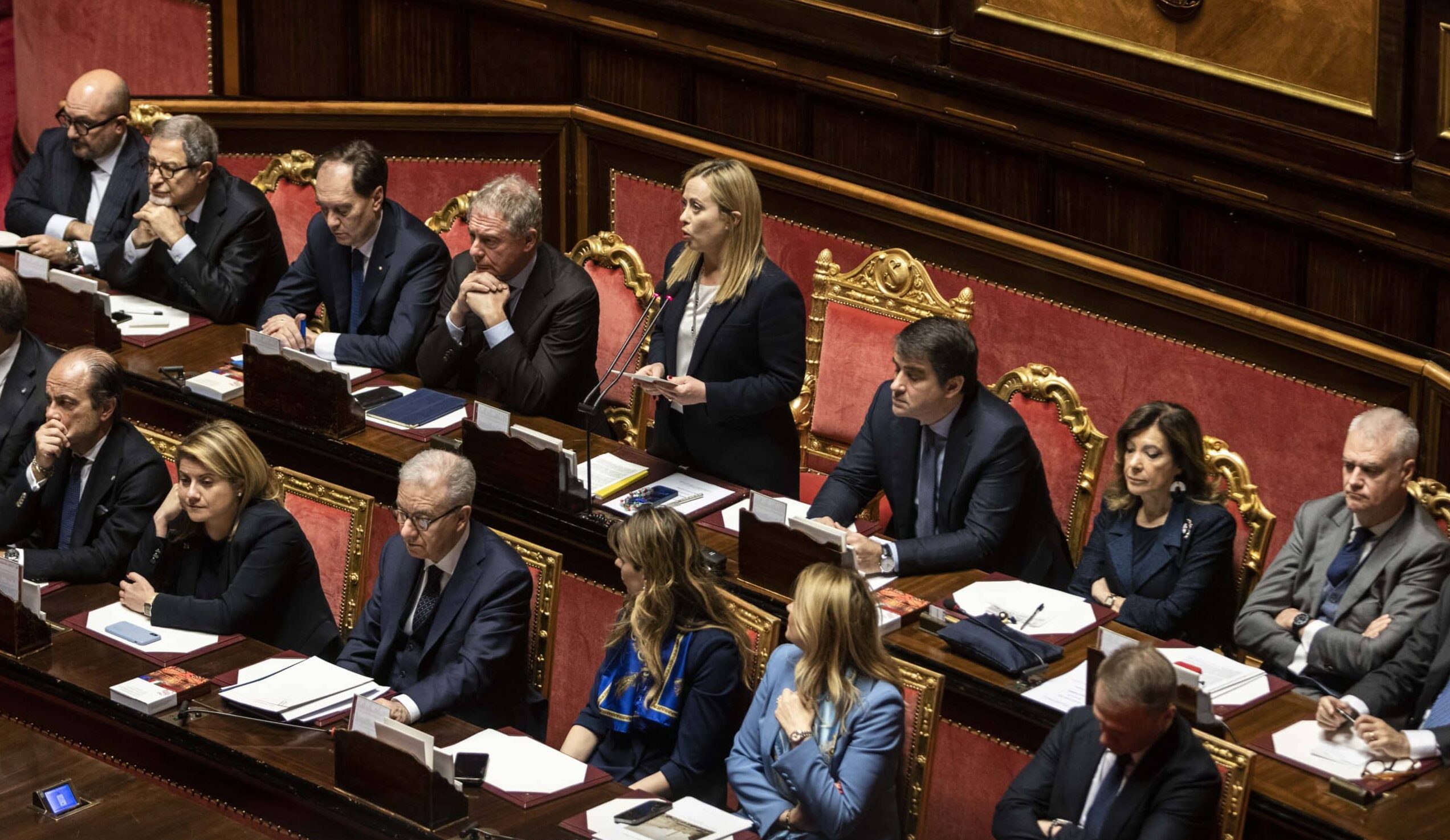 Extraprofitti, aerei e taxi. Il governo Meloni ha già suonato la