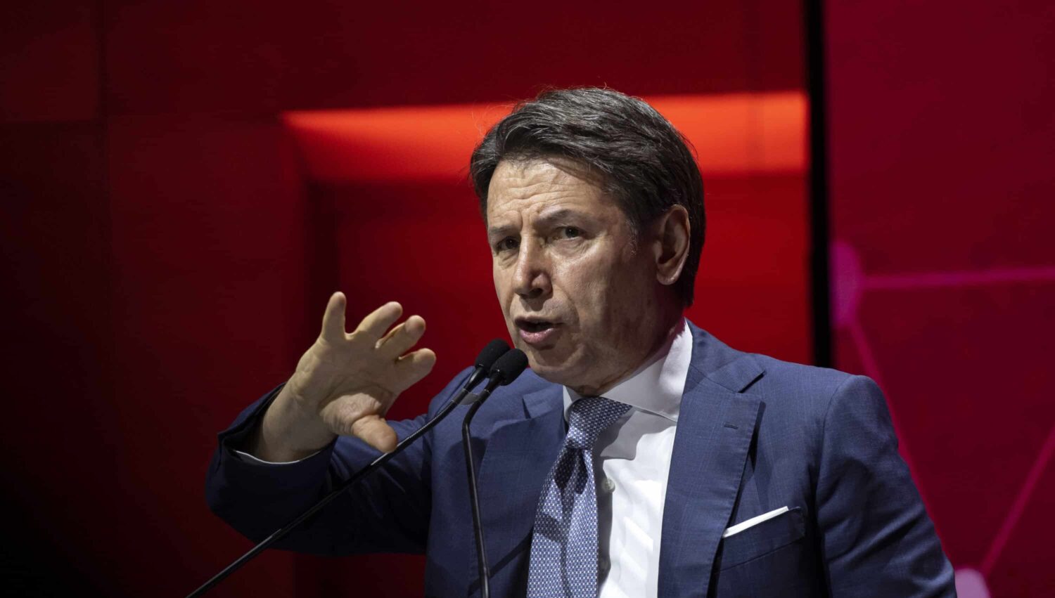 Reddito di cittadinanza, Conte: “State spaccando consapevolmente il Paese”
