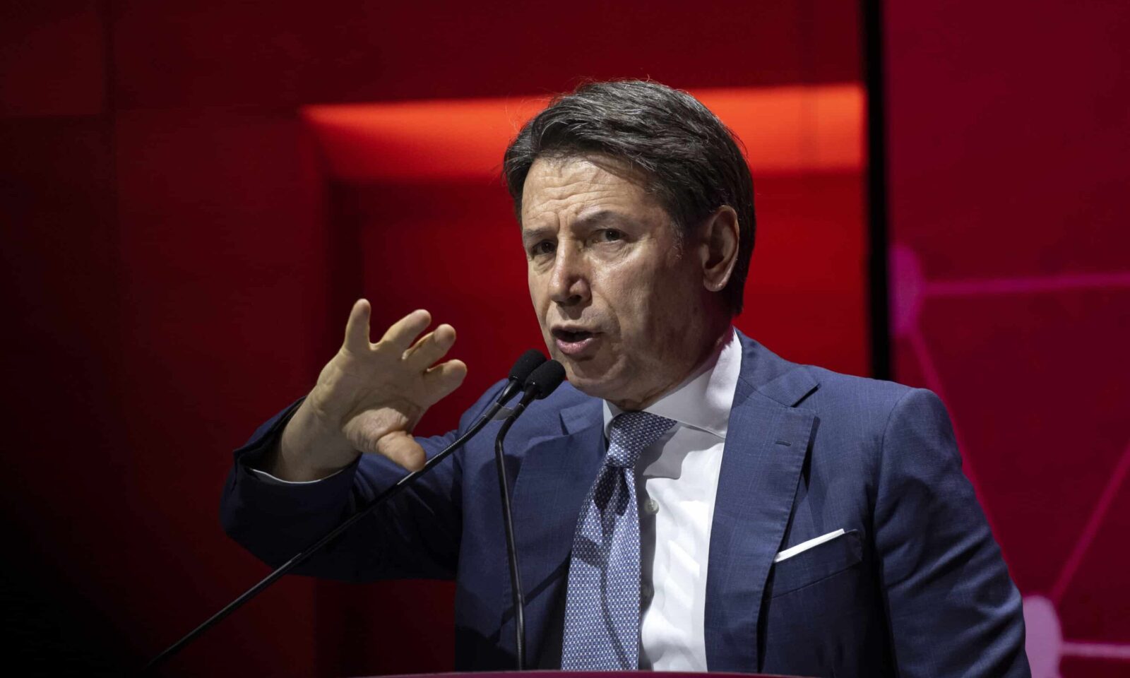 Reddito di cittadinanza, Conte: “State spaccando consapevolmente il Paese”