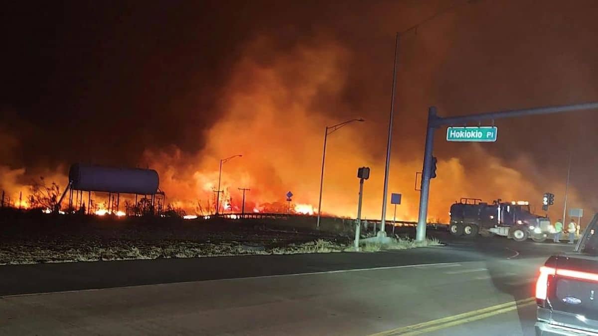 Hawaii, incendio brucia l’isola di Maui: 36 morti e diversi feriti. Turisti in fuga bloccati negli aeroporti