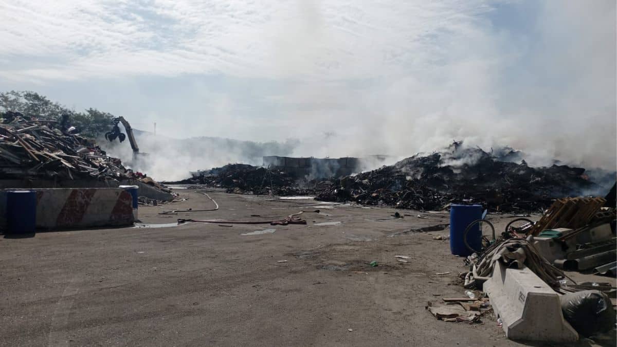 Incendio a Ciampino, scatta l’allarme fumi tossici: diossina e benzopirene nell’aria