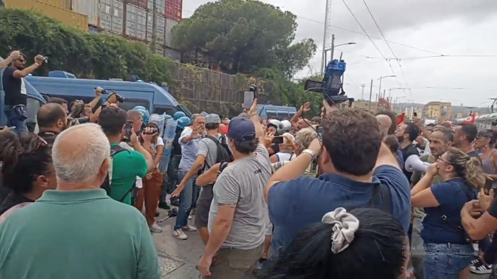 Reddito di cittadinanza, scontri a Napoli alla manifestazione contro il governo: tensioni con la polizia