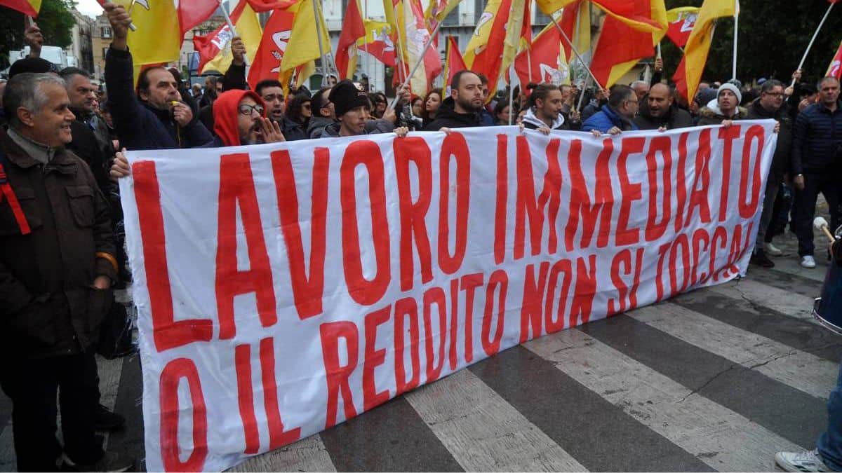 Reddito di cittadinanza, proteste da Roma a Napoli: tensioni e manifestazioni contro il Governo Meloni
