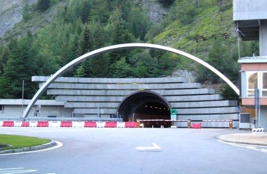 Chiude il traforo del Monte Bianco per lavori, economia a rischio: “Crollerà il Pil del Nord-Ovest”