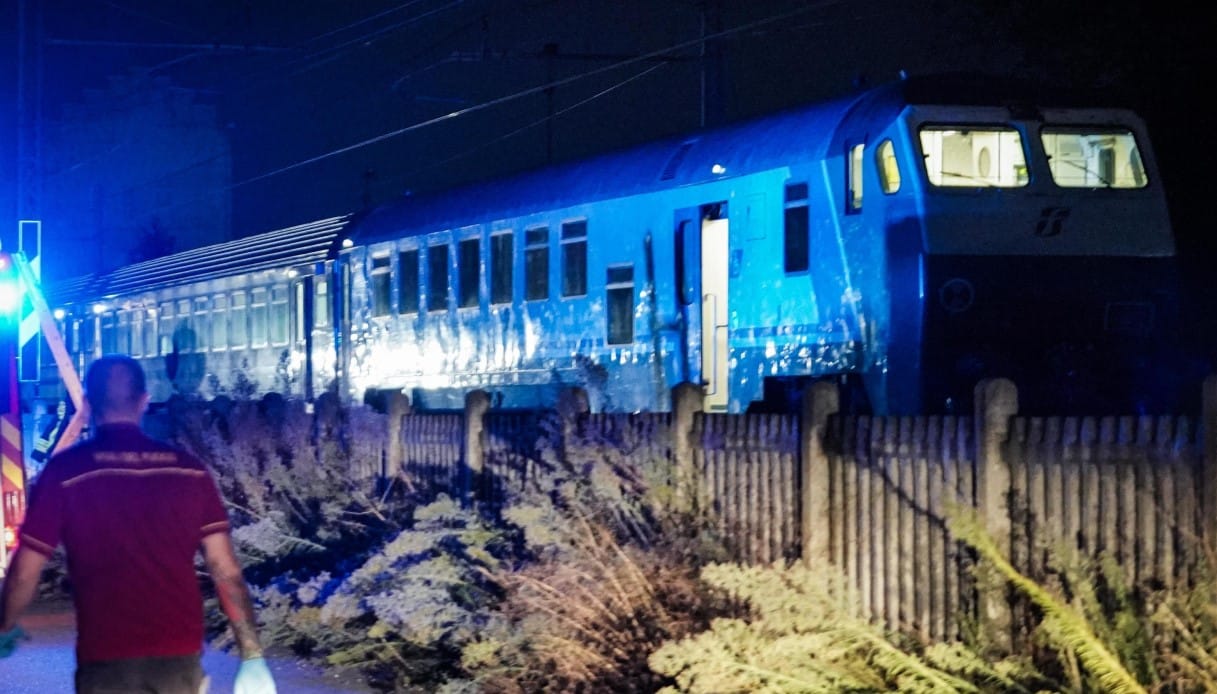 Tragedia alla stazione di Brandizzo, treno travolge operai. Cinque i morti