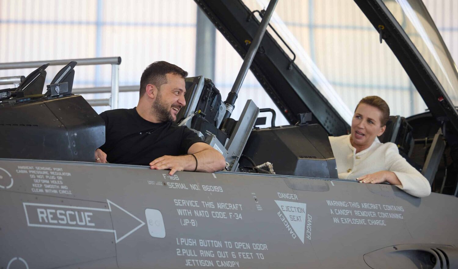 Ucraina, Olanda e Danimarca forniranno caccia F-16 a Zelensky