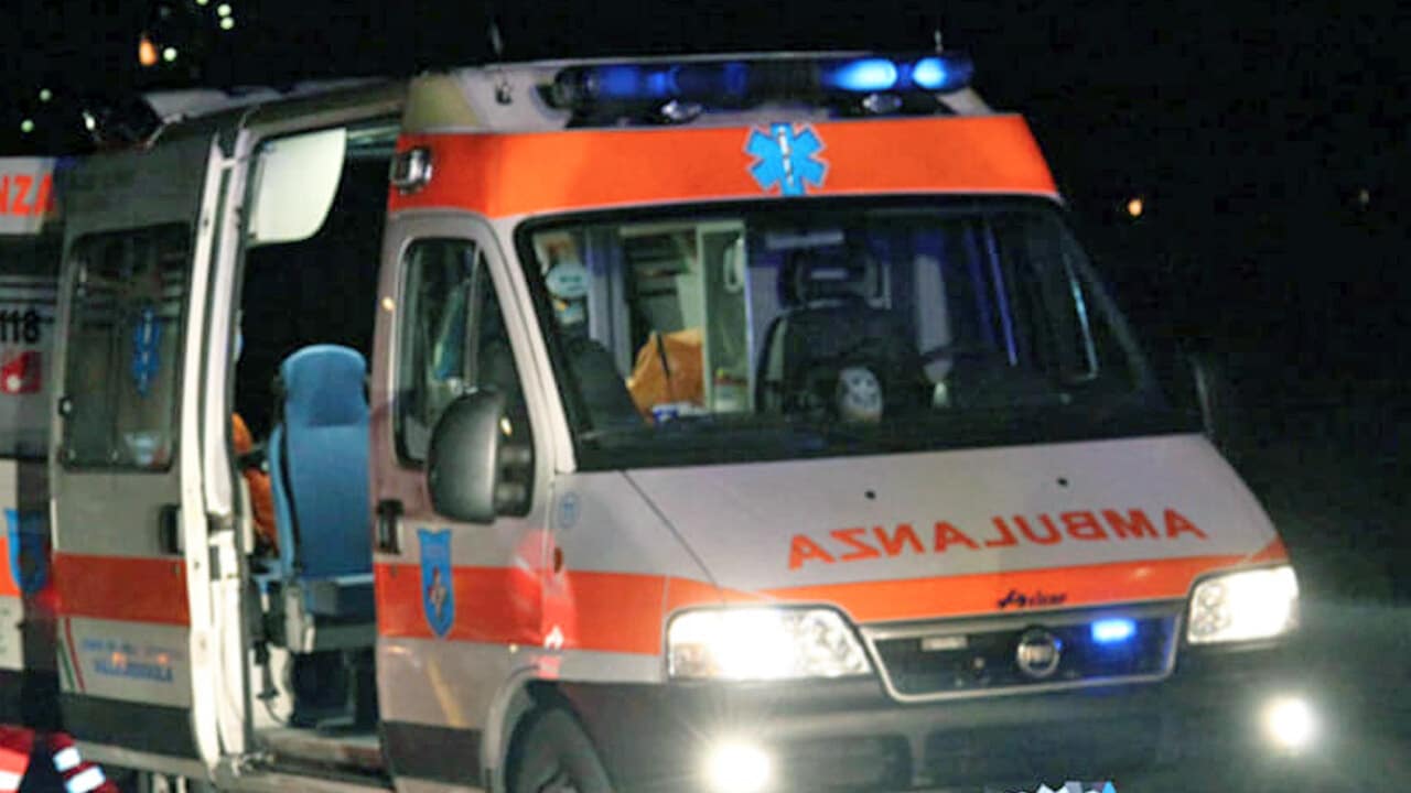 Autobus contro un tir a Fiano Romano, morti due autisti e 25 migranti feriti