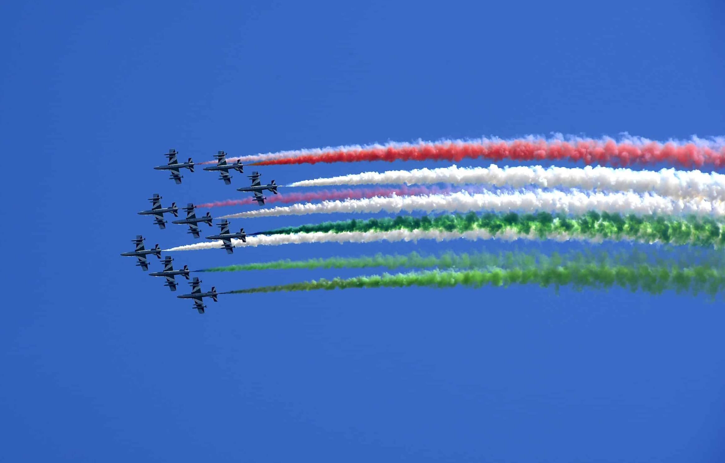 Precipita un aereo delle Frecce Tricolori a Torino. Morta una bimba di 5 anni
