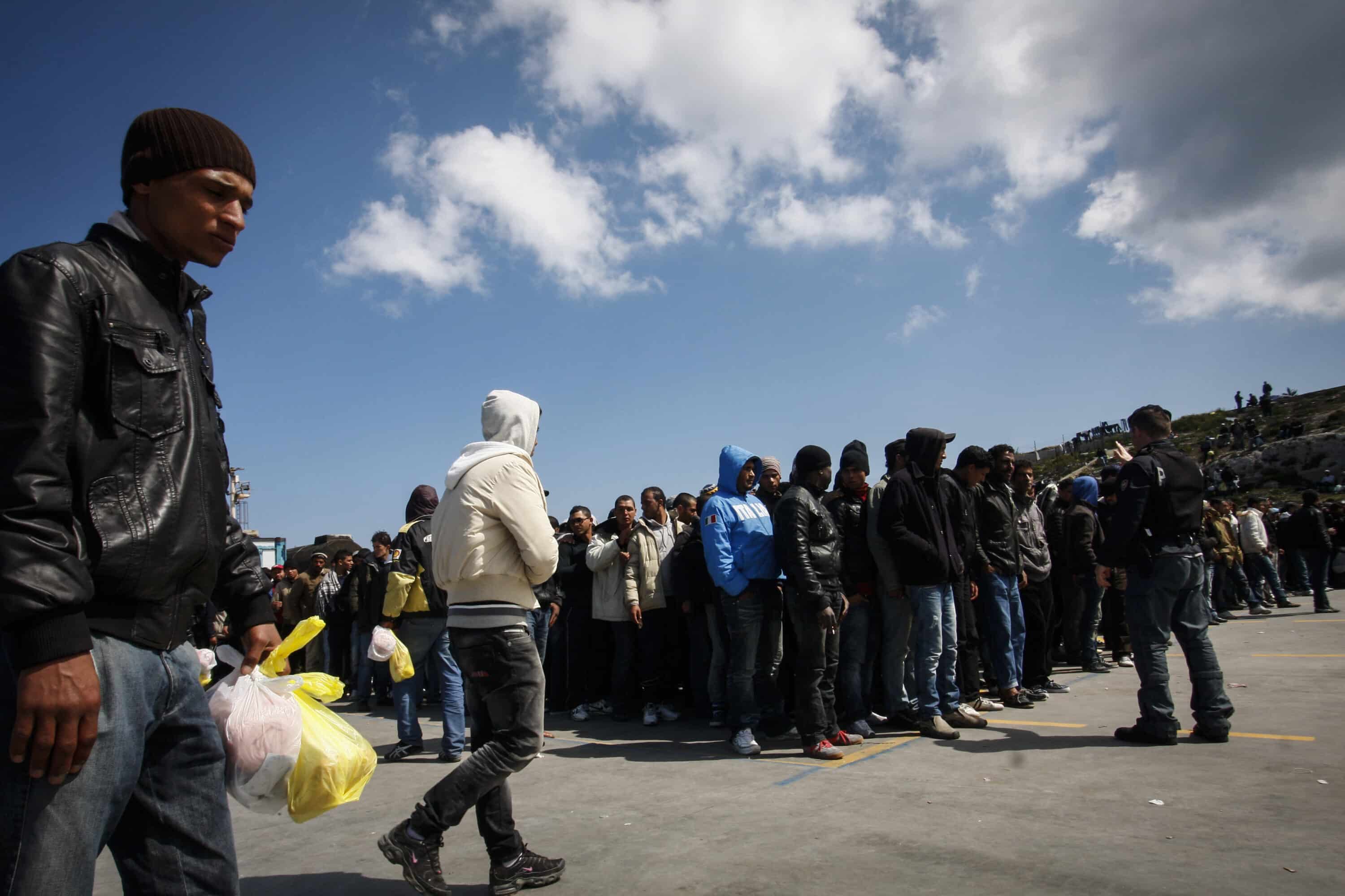 Lampedusa al collasso, caos con oltre 7mila migranti sull’isola