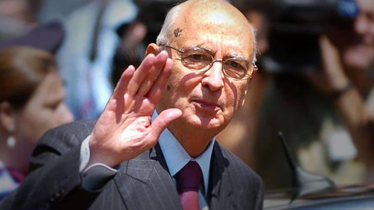 Giorgio Napolitano, camera ardente e i funerali di Stato. L’attacco di Bocchino e il messaggio di Putin