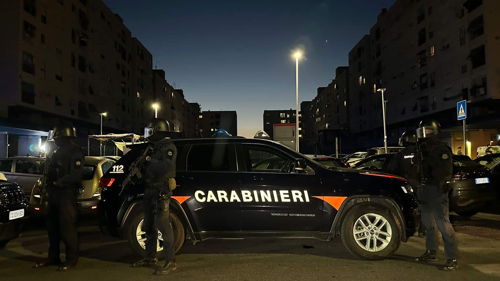 Clan camorristi pronti alla guerra, scatta il blitz al rione Traiano di Napoli. Arrestate 29 persone e sequestrato l’arsenale da guerra dei clan