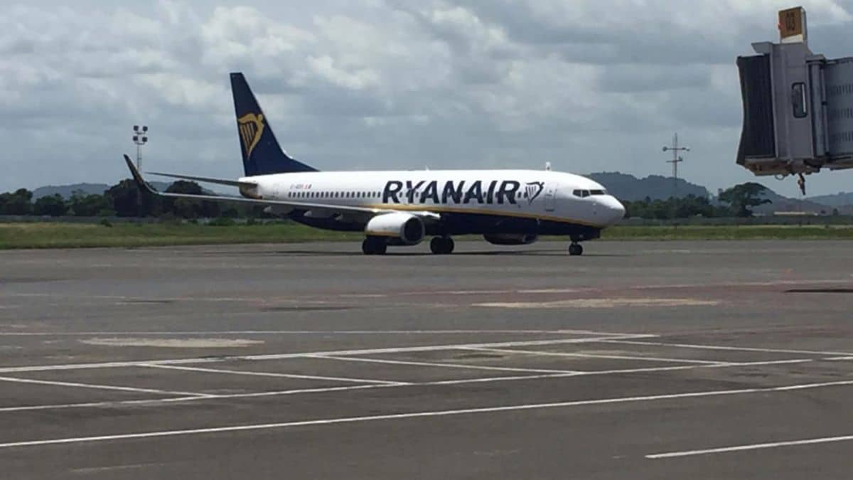 Ryanair, voli ridotti in Italia a causa del decreto del governo: “Tagliamo le rotte”