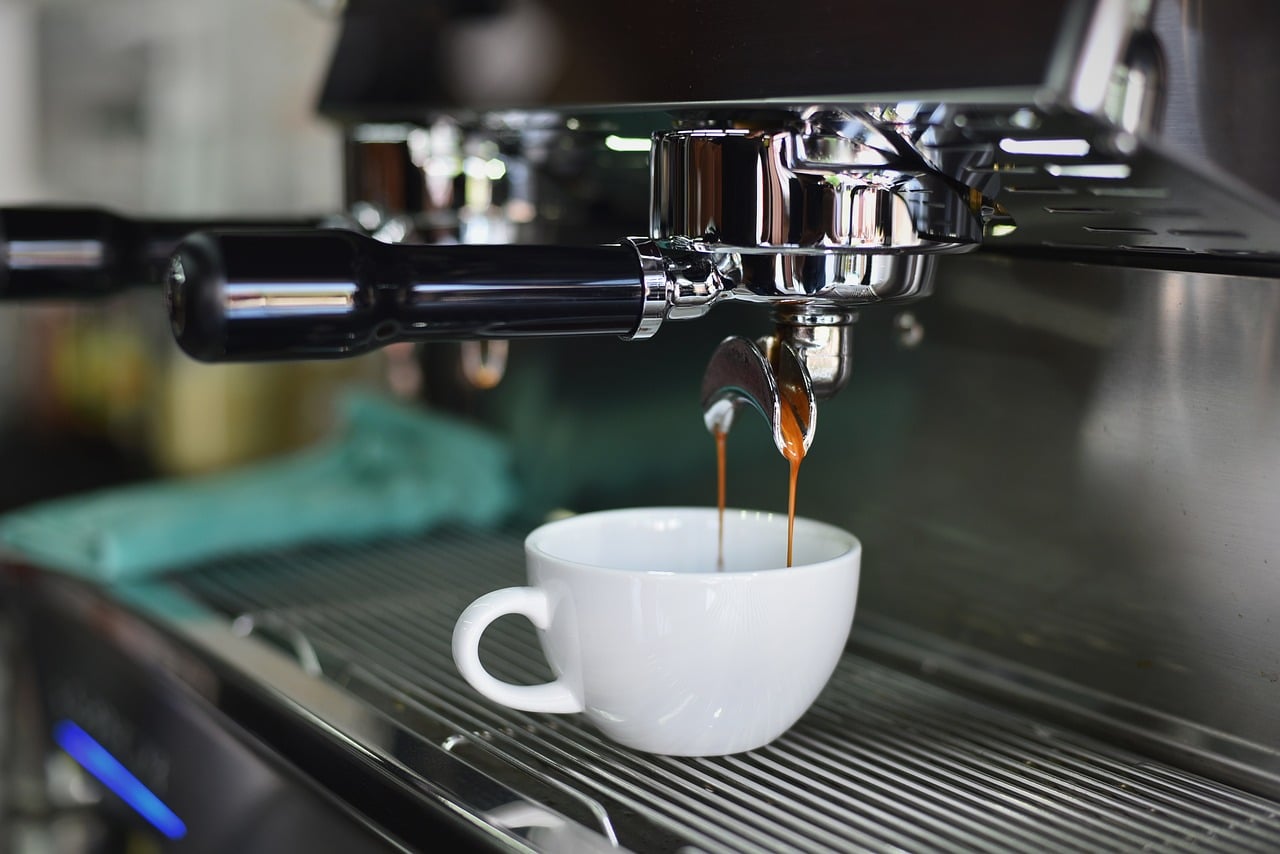 Il caro caffè costa 720 milioni l’anno: dove si paga di più (e di meno) un espresso in Italia