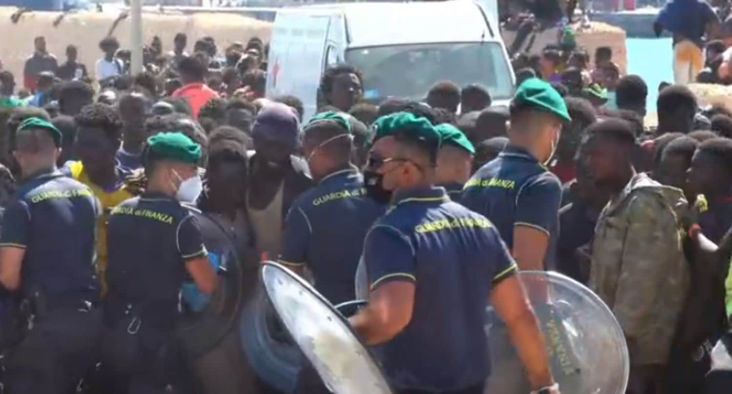 A Lampedusa scoppia la tensione. I migranti protestano e le forze dell’ordine faticano a contenerli