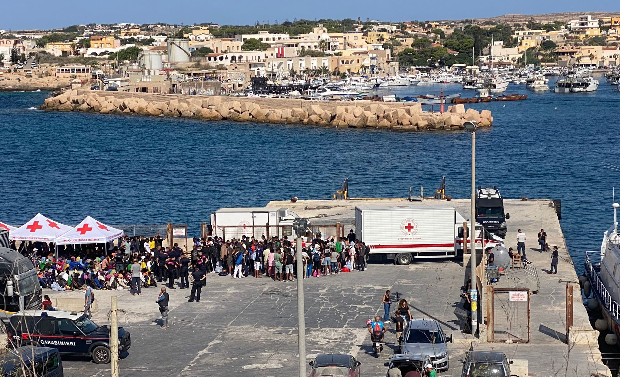 A Lampedusa proseguono gli sbarchi e resta alta la tensione. La Croce rossa: “Siamo provati dalla situazione ma non ci arrendiamo”