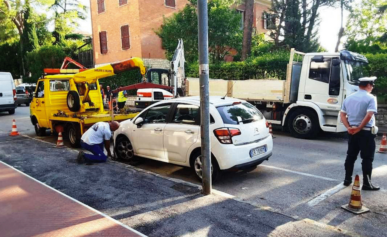 Sosta selvaggia a Roma. Il servizio rimozioni è fermo al palo