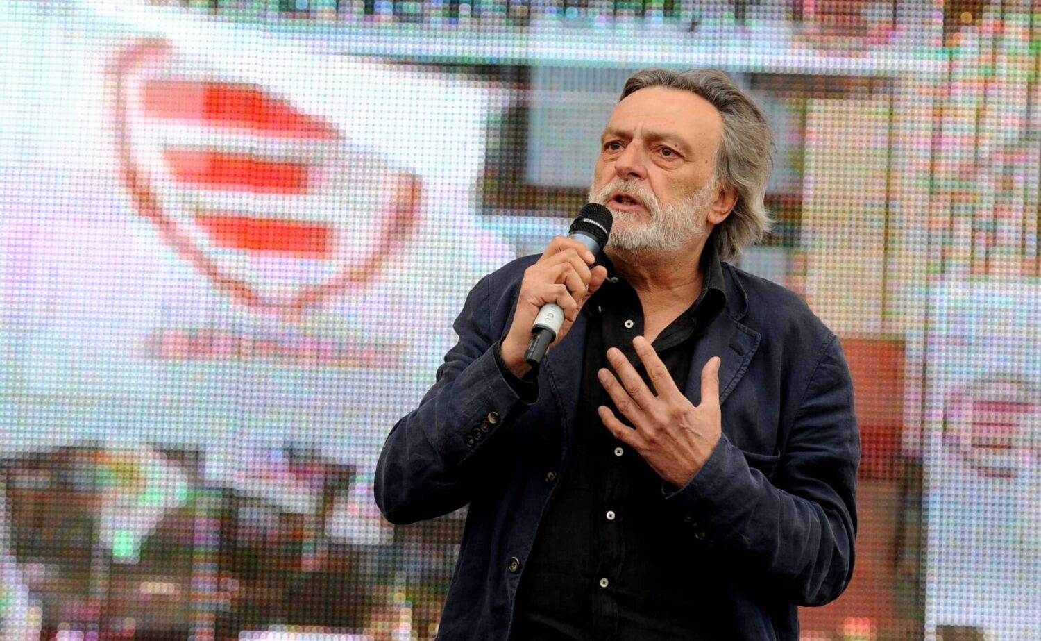 Gino Strada conviene ripeterlo, anche se non sta bene a molti