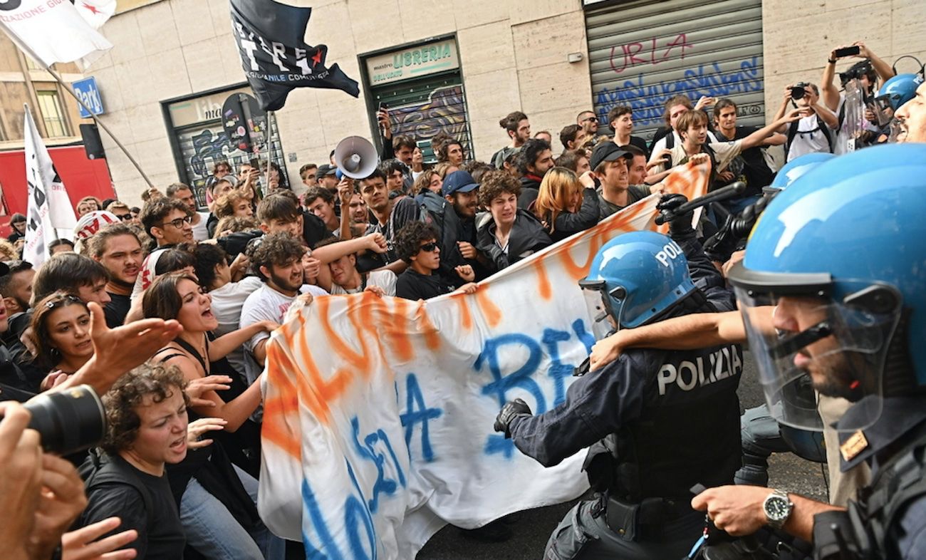 Protesta anti Meloni a Torino, tensione con la polizia: un manifestante ferito alla testa da una manganellata