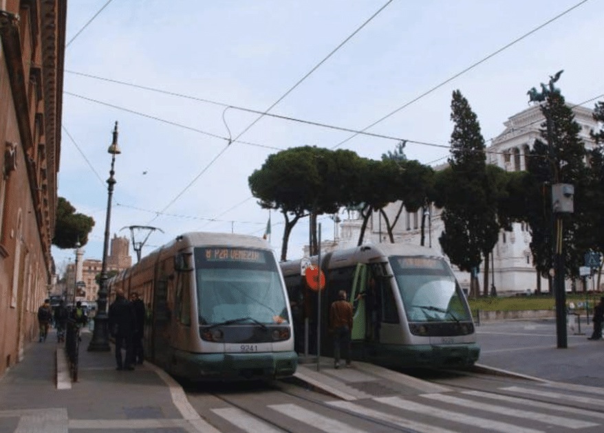 Roma, la ripartenza del tram 8 è una barzelletta: dopo neanche un giorno linea di nuovo ferma e tornano i bus sostitutivi