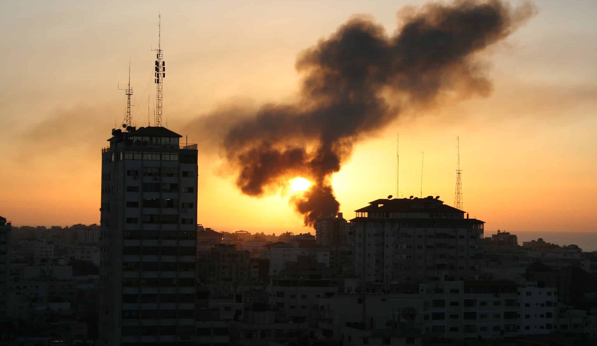 Bombe pure sulle ambulanze e su un ospedale pediatrico, non si fermano le stragi degli innocenti nella Striscia di Gaza