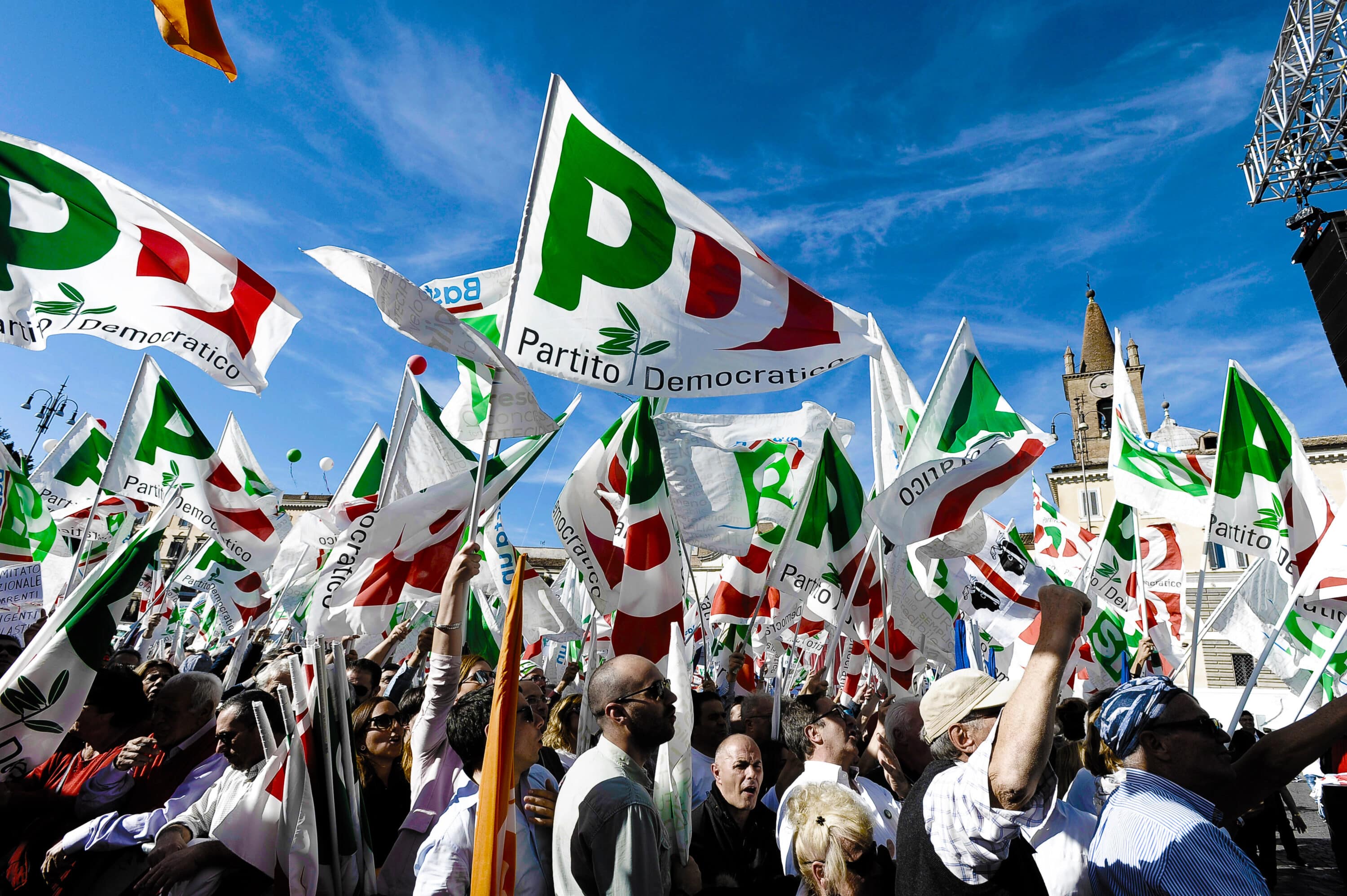 Il Pd rischia di spaccarsi persino sulle bandiere: pronto il servizio d’ordine per la manifestazione di sabato