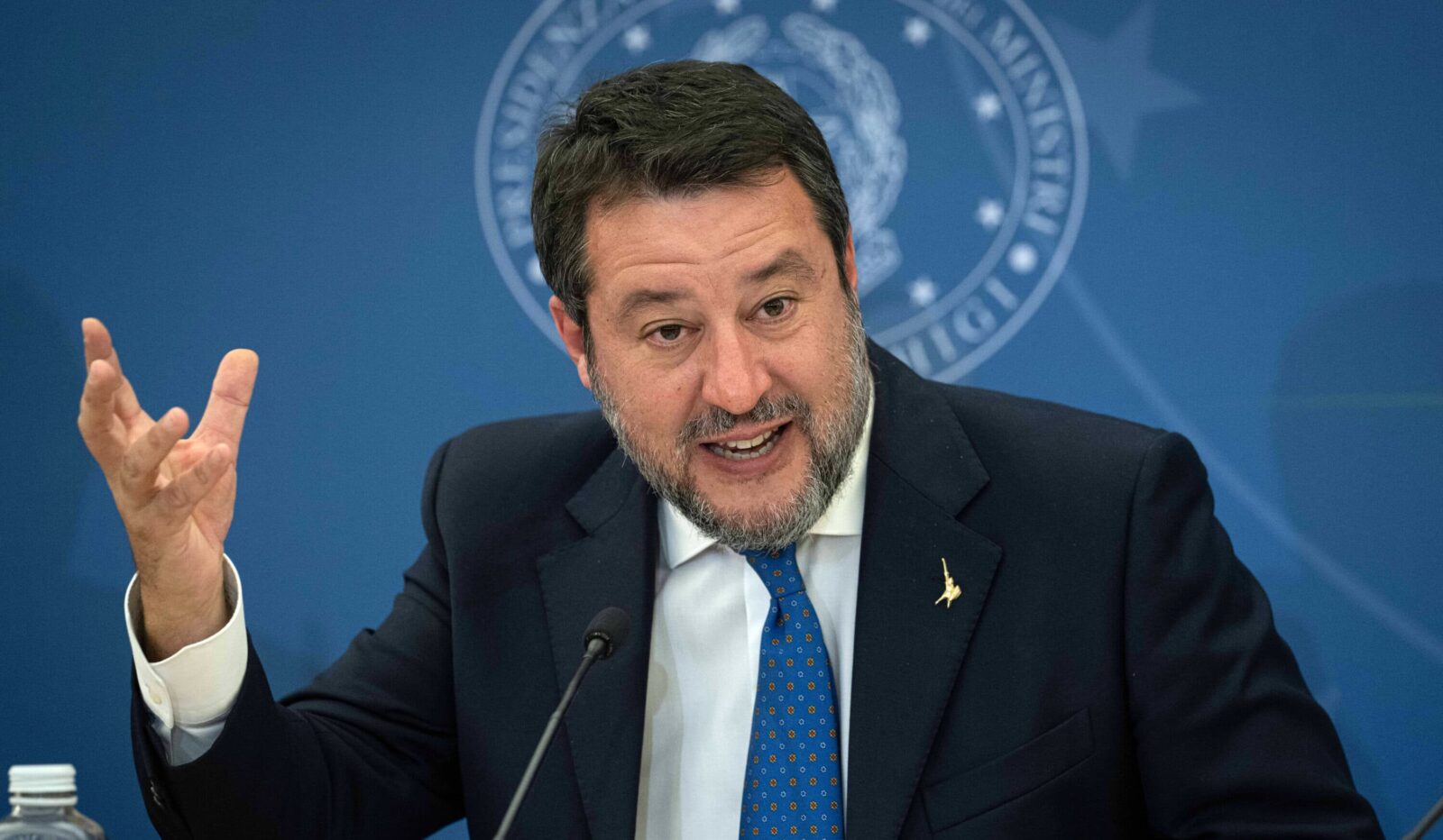 Salvini non interviene sul tasso alcolemico: “Qualche bicchiere è salutare”