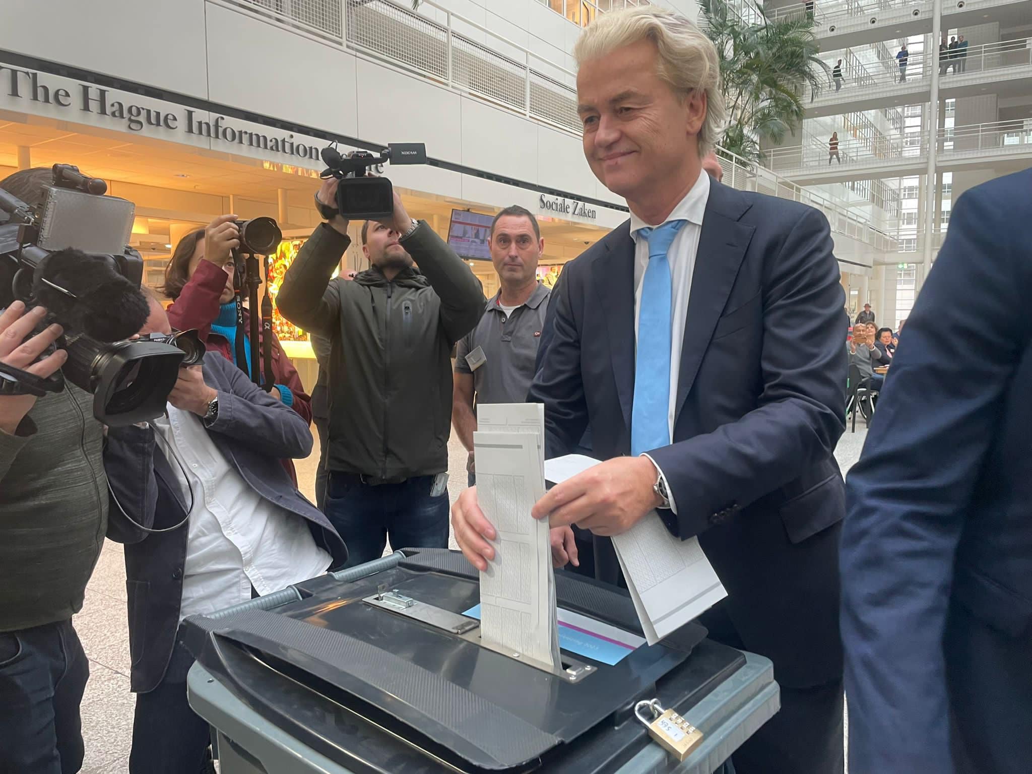L’Olanda vira a destra: vince il leader estremista Wilders, ma formare il governo non sarà facile