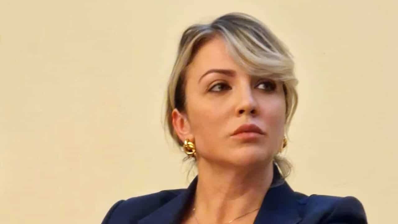 Begli amici a destra nelle Regioni
