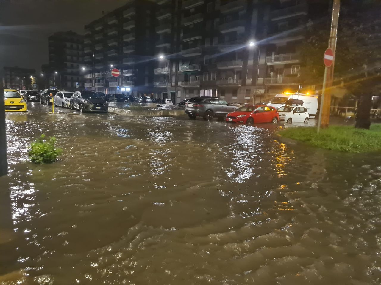Milano va sott’acqua, Comune e Regione non sanno che litigare