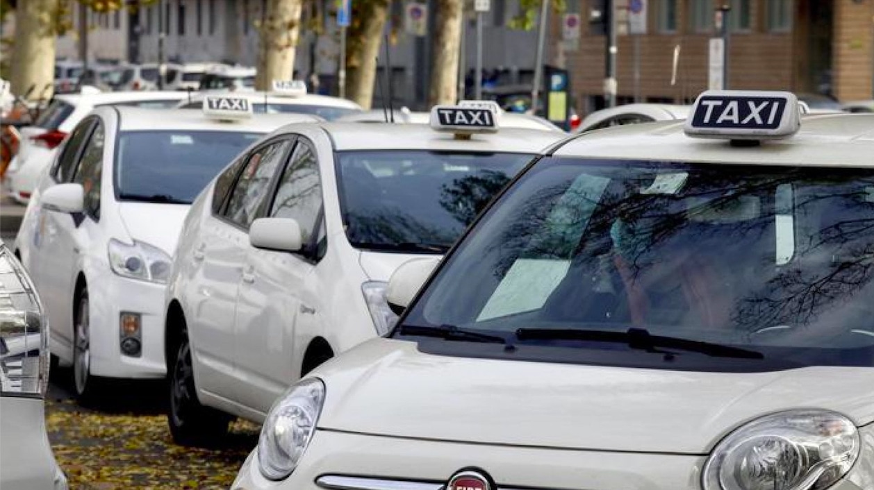Introvabili e a prezzi stellari. Gualtieri a Roma cede alla lobby dei taxi