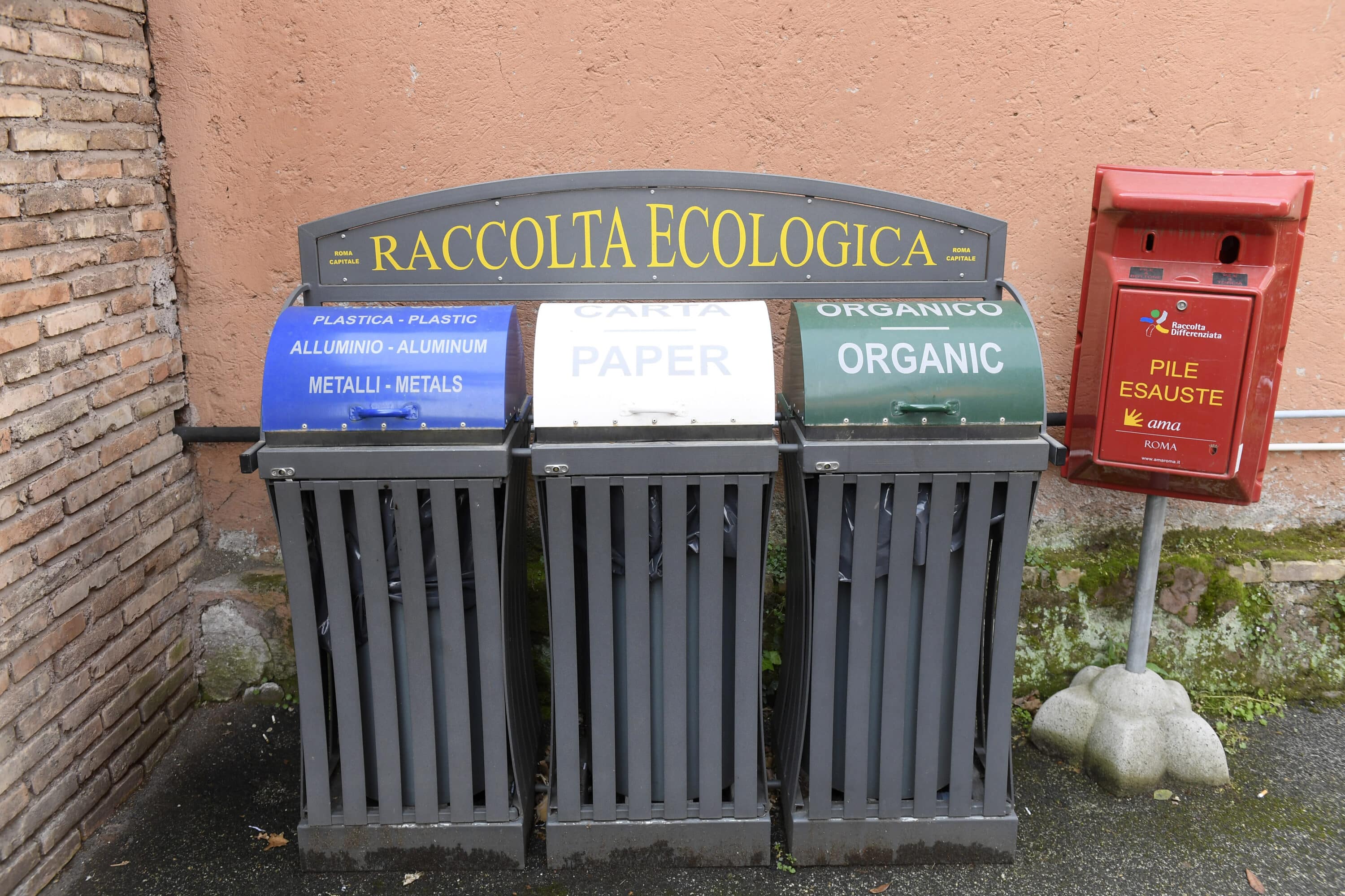 Gli italiani producono meno rifiuti urbani: in calo per la prima volta nonostante Pil e consumi in aumento