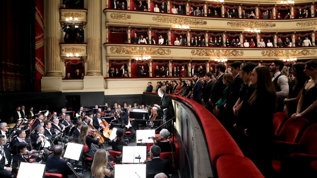 La prima alla Scala di Milano: a che ora e dove vedere in tv. Ospiti e politici presenti