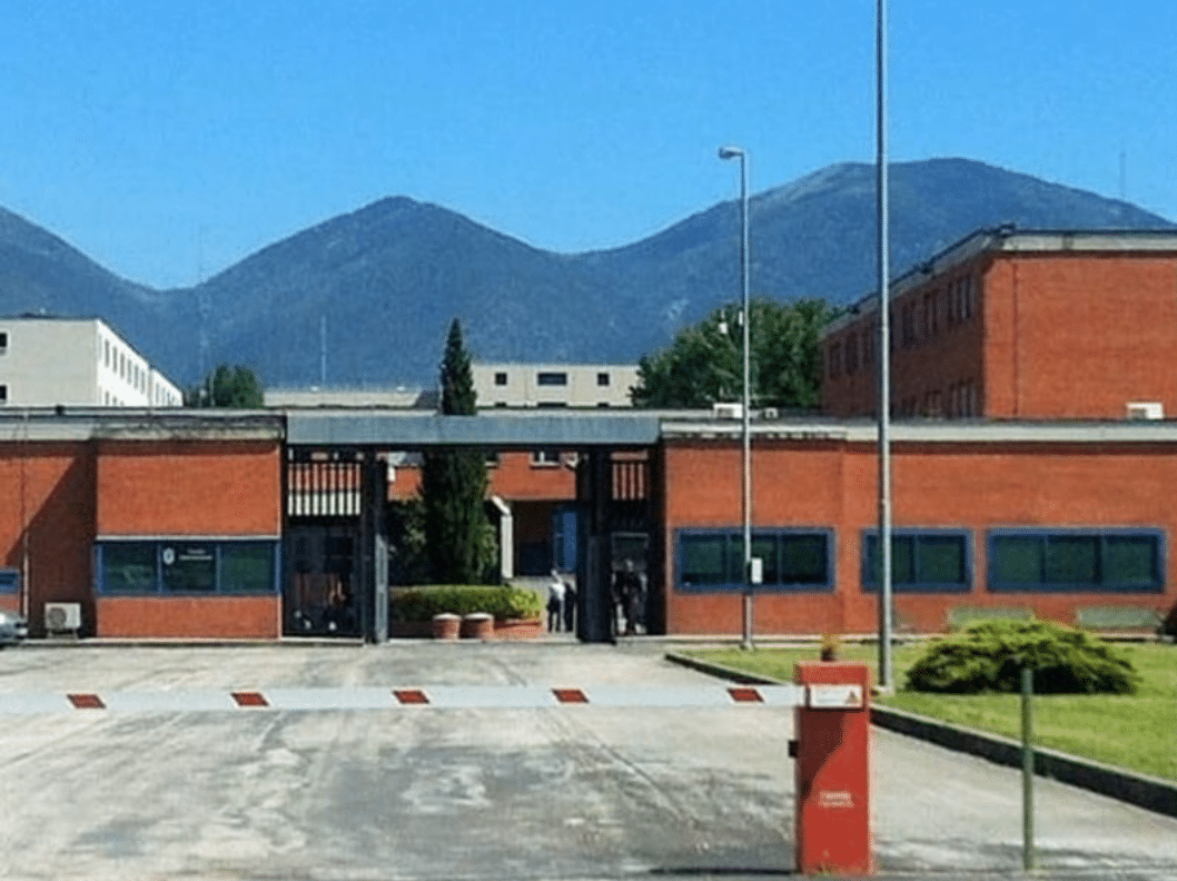 Dal carcere di Terni pubblicano video in diretta su TikTok con un microcellulare mentre festeggiano cantando e mangiando pizza